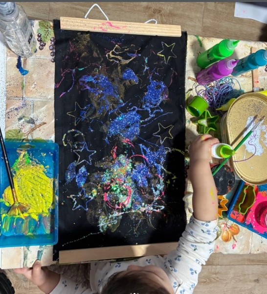 Artă pentru copii de 2 ani – explorare creativă prin culoare și texturi